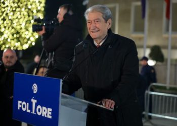 Berisha përgëzon Adriatik Lapajn për protestën: I heqin çadrat dhe ujin! Rama ka frikë, ai…