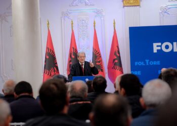 “Vija e kuqe” e foltoreve blu/ Pas akuzave për Salianjin, Berisha del në foltore me Arjan Ndojën