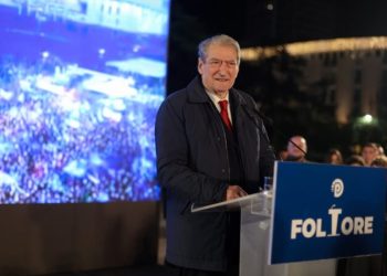 “Gjenerata Z, shpresa për të përmbysur regjimin”/ Dhjetëra protestues në shesh, Berisha: Do kthejmë idealet e 8 Dhjetorit