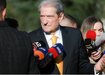 “Terroristët jetojnë të lirë”, Berisha jashtë Kuvendit: Motoja e mazhorancës, vidh dhe ik