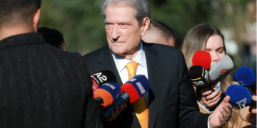 “Terroristët jetojnë të lirë”, Berisha jashtë Kuvendit: Motoja e mazhorancës, vidh dhe ik