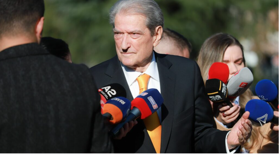  Terroristët jetojnë të lirë   Berisha jashtë Kuvendit  Motoja e mazhorancës  vidh dhe ik