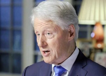 Bill Clinton reagon për herë të parë pas publikimit të fotos në pishinë me Maxwell