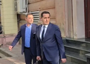 Klodjan Braho nis punën pa ceremoni/ Dita e parë në detyrë, përballet në Kuvend me politikën për çështjen “Balluku”