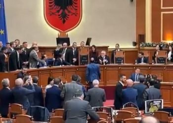 VIDEO / Tensione në Kuvend, deputetët e PD ulen në karriget e ministrave: Sillni Agasin…