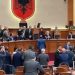 VIDEO / Tensione në Kuvend, deputetët e PD ulen në karriget e ministrave: Sillni Agasin…