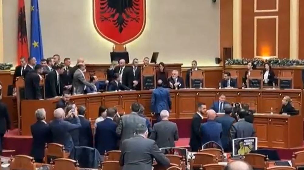 VIDEO   Tensione në Kuvend  deputetët e PD ulen në karriget e ministrave  Sillni Agasin 