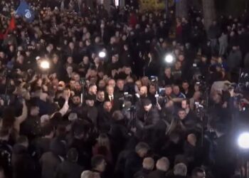 Berishën e përcjellin në shesh me fishekzjarre, nis me vonesë protesta e opozitës