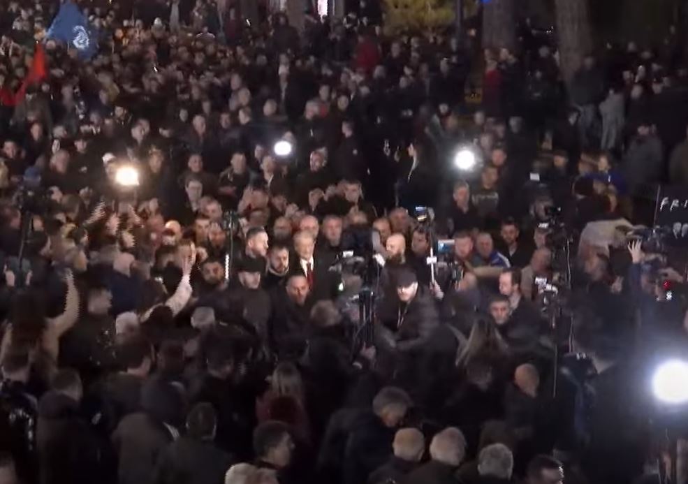 LIVE  Berishën e përcjellin në shesh me fishekzjarre  nis me vonesë protesta e opozitës