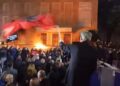 FOTOLAJM / Dhjetëra molotovë hidhen drejt Kryeministrisë, Berisha tund flamurin