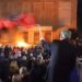 FOTOLAJM / Dhjetëra molotovë hidhen drejt Kryeministrisë, Berisha tund flamurin