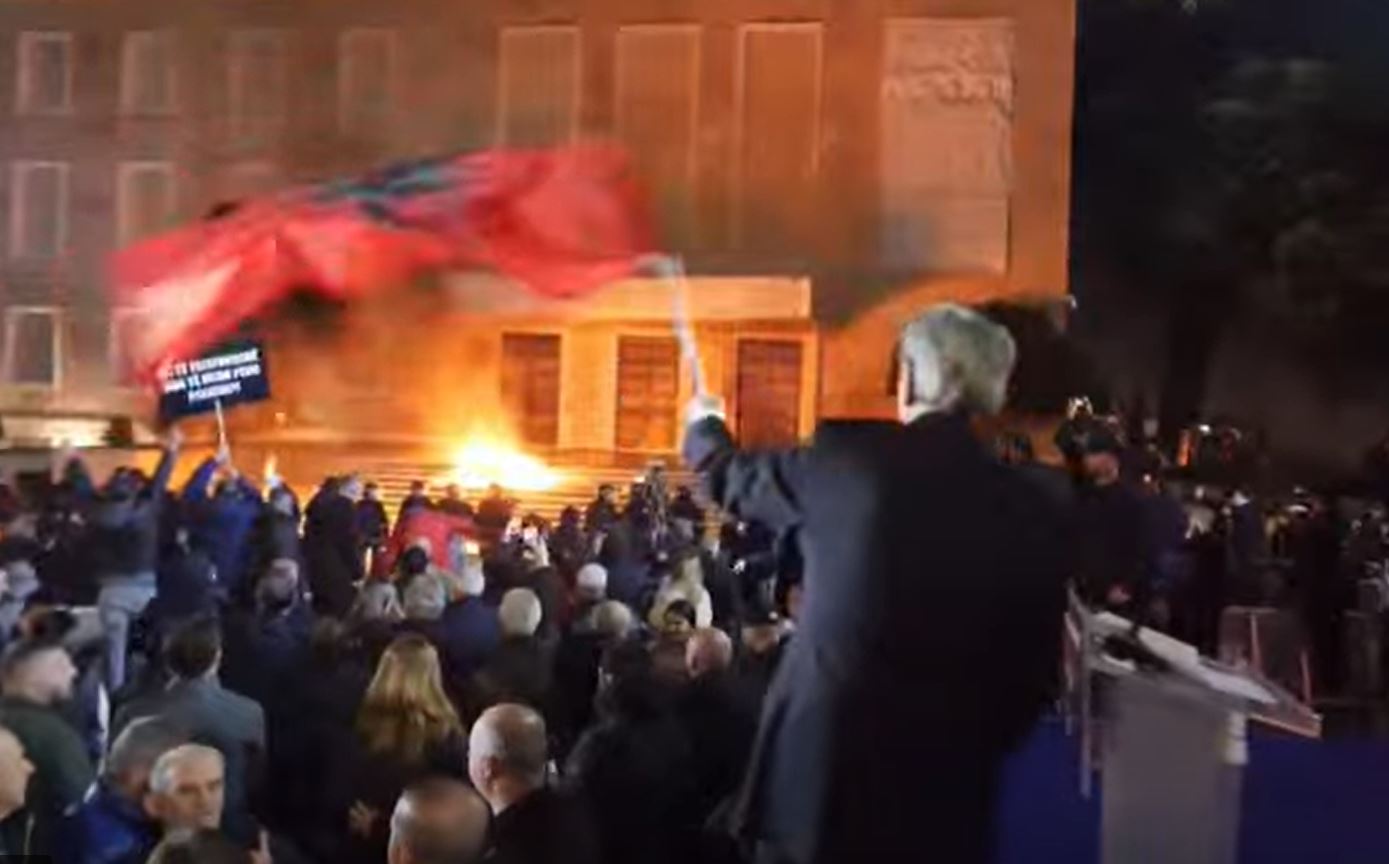 FOTOLAJM   Dhjetëra molotovë hidhen drejt Kryeministrisë  Berisha tund flamurin