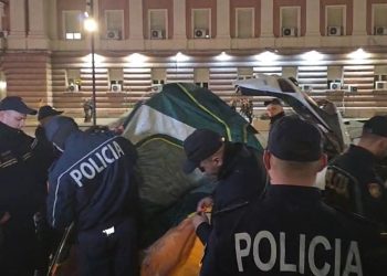 VIDEO / Lapaj si Basha, ngre çadër para Kryeministrisë! Policia ndërhyn dhe e heq me forcë