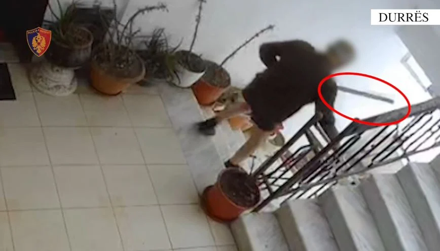 VIDEO Tronditëse në Durrës  I moshuari tenton të vrasë gruan duke e goditur me sende të forta në kokë  vihet në pranga 76 vjeçari  