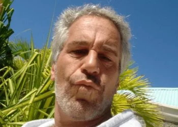 Trump: Gjueti shtrigash!/ Email-et sekrete të FBI-së, kush janë 10 bashkëpunëtorët e Jeffrey Epstein?