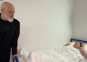 Vigjilje e Krishtlindjes/ Rama viziton Qendrën Spitalore Universitare “Nënë Tereza”