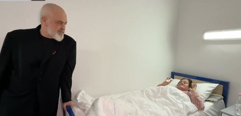 LIVE Vigjilje e Krishtlindjes  Rama viziton Qendrën Spitalore Universitare  Nënë Tereza 