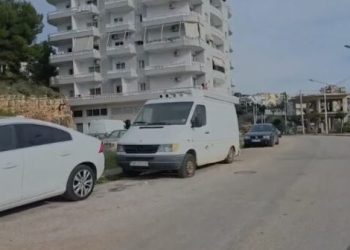 VIDEO-Çudi në Sarandë, parkuan makinat poshtë banesave, banorët i gjejnë në mëngjes me goma të çara