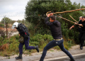 Greqi/ Përshkallëzohet dhunshëm situata! Përmbysin makinën e policisë, fermerët depërtojnë në pistën e aeroportit në Kretë