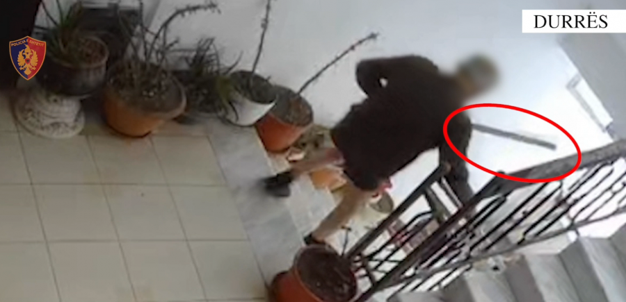 Burri tentoi të vrasë gruan në Durrës  e moshuara u gjet në tokë e gjakosur nga fqinjët  Dëgjuan zhurmat