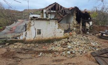 Shtëpia iu shemb nga rrëshqitjet e dheut, familja në Mat në qiell të hapur