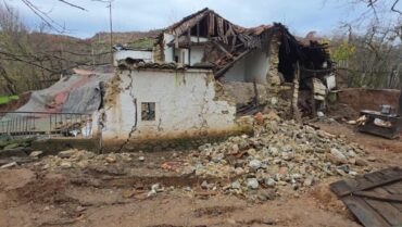 Shtëpia iu shemb nga rrëshqitjet e dheut  familja në Mat në qiell të hapur