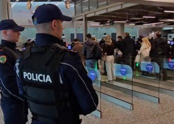 Tentuan të kalonin në Rinas me dokumente të falsifikuara, vihen në pranga 3 shtetas turq