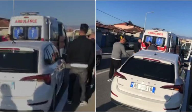 E përplasi makina në vijat e bardha në aksin Cërrik Belsh  e moshuara dërgohet në spital