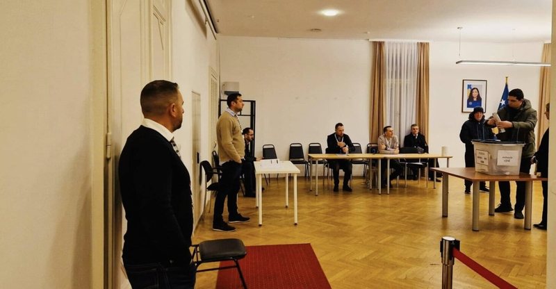 Zgjedhjet e parakohshme  Mbi 7 mijë qytetarë kanë votuar në përfaqësitë diplomatike të Kosovës