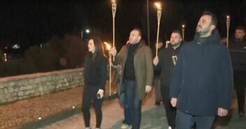 Një grup demokratësh protestojnë pranë banesës së kryeministrit Rama në Surrel: Jep dorëheqjen!