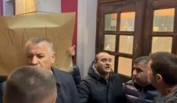 Banorët me bidonë në teatrin “Petro Marko”, ndërpresin shfaqjen dhe protestojnë: Duam ujë! Poshtë qeveria!