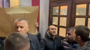 Banorët me bidonë në teatrin  Petro Marko   ndërpresin shfaqjen dhe protestojnë  Duam ujë  Poshtë qeveria 