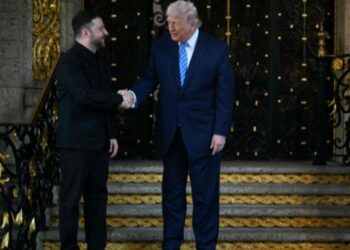 Bisedimet për paqen/ Zelensky mbërrin në Mar-a-Lago, shtrëngon duart me Trump!