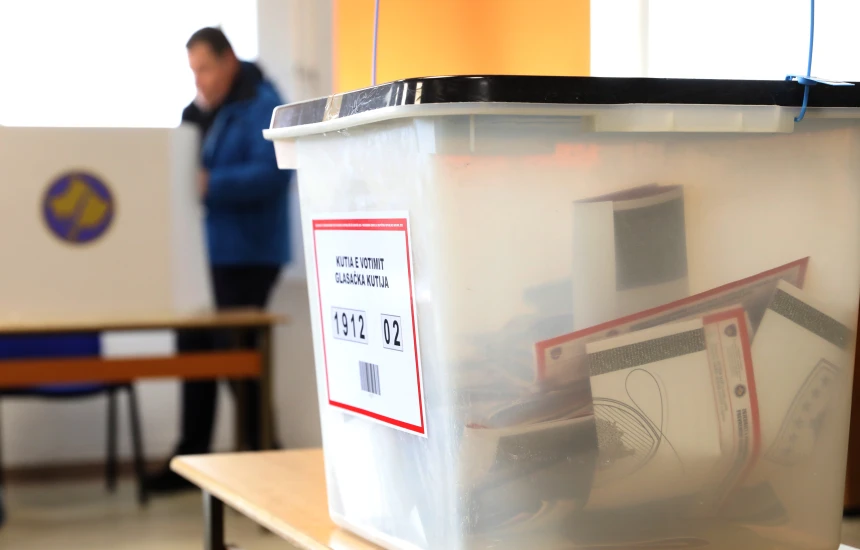 Zgjedhjet  Në 81  të kutive të votimit të numëruara VV kryeson me mbi 50   të votave  PDK forcë e dytë  LDK e treta