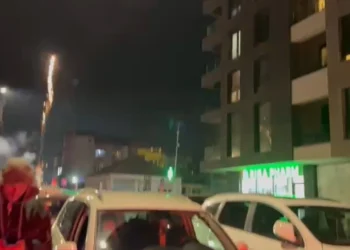 Kurti drejt fitores në zgjedhjet e Kosovës, Vetëvendosja nis festën me fishekzjarrë në Prishtinë