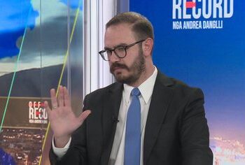 Analisti: Kurti mundi opozitën, Vuçiçin, Ali Ahmetin dhe Ramën, rivalin e tij më të madh