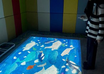 Polakët sjellin “Tapetin Magjik” për fëmijët shqiptarë