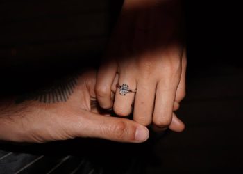 “Përgjithmonë”/ Prej kohësh në një raport dashurie, Jori Delli dhe Fred De Palama zyrtarizojnë fejesën (FOTO)