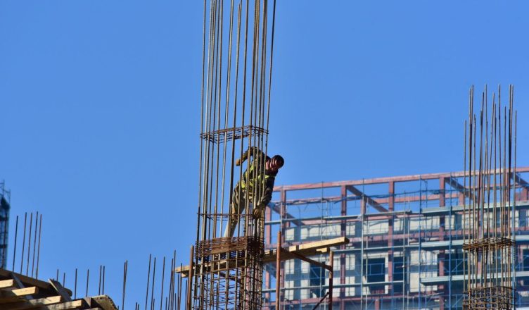 Humb jetën në Durrës punëtori i ndërtimit  drejtuesi teknik i kompanisë nën hetim