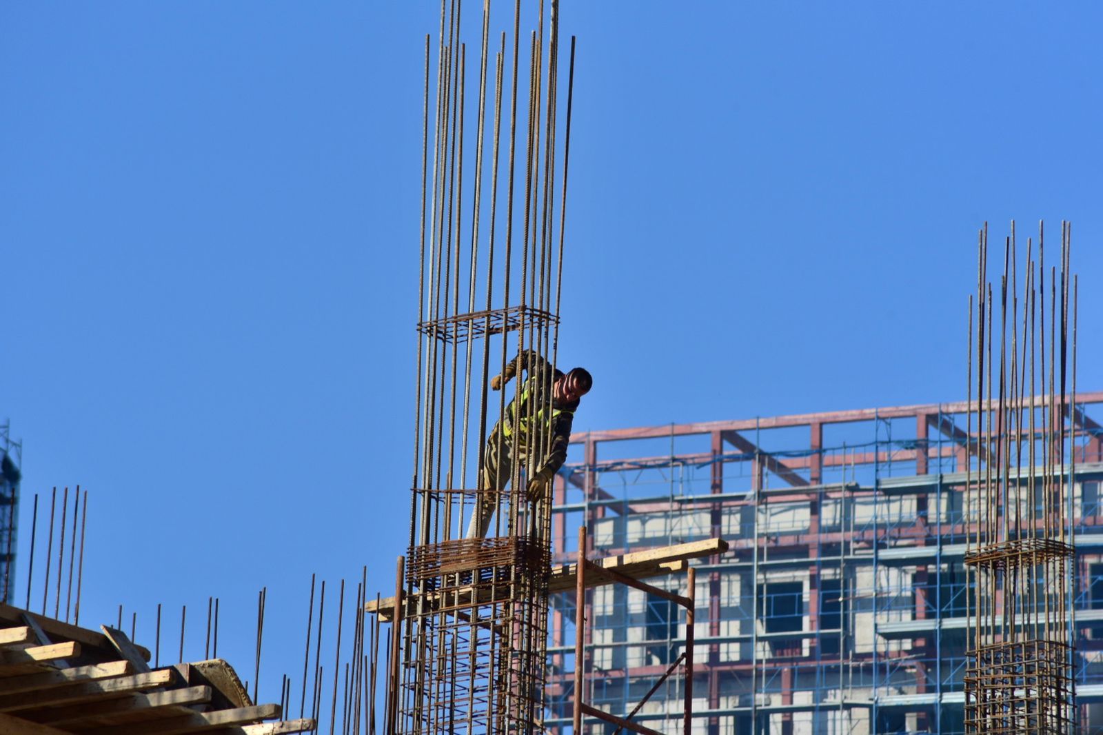 Rriten pagat në sektorin e ndërtimit  Tatimet  Nuk ka rrogë nën 60 mijë lekë  mbrohet punëmarrësi dhe 