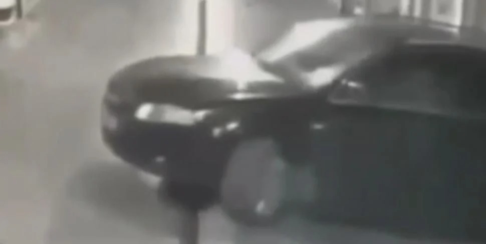 Vrasja e biznesmenit Mondi Mëhalla  pamjet e autorëve teksa dalin nga parkimi  VIDEO 