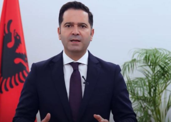 Shpërblim 15 mijë lekë për familjet me ndihmë ekonomike dhe personat me aftësi ndryshe/ Malaj: 150 mln euro shtesë për..