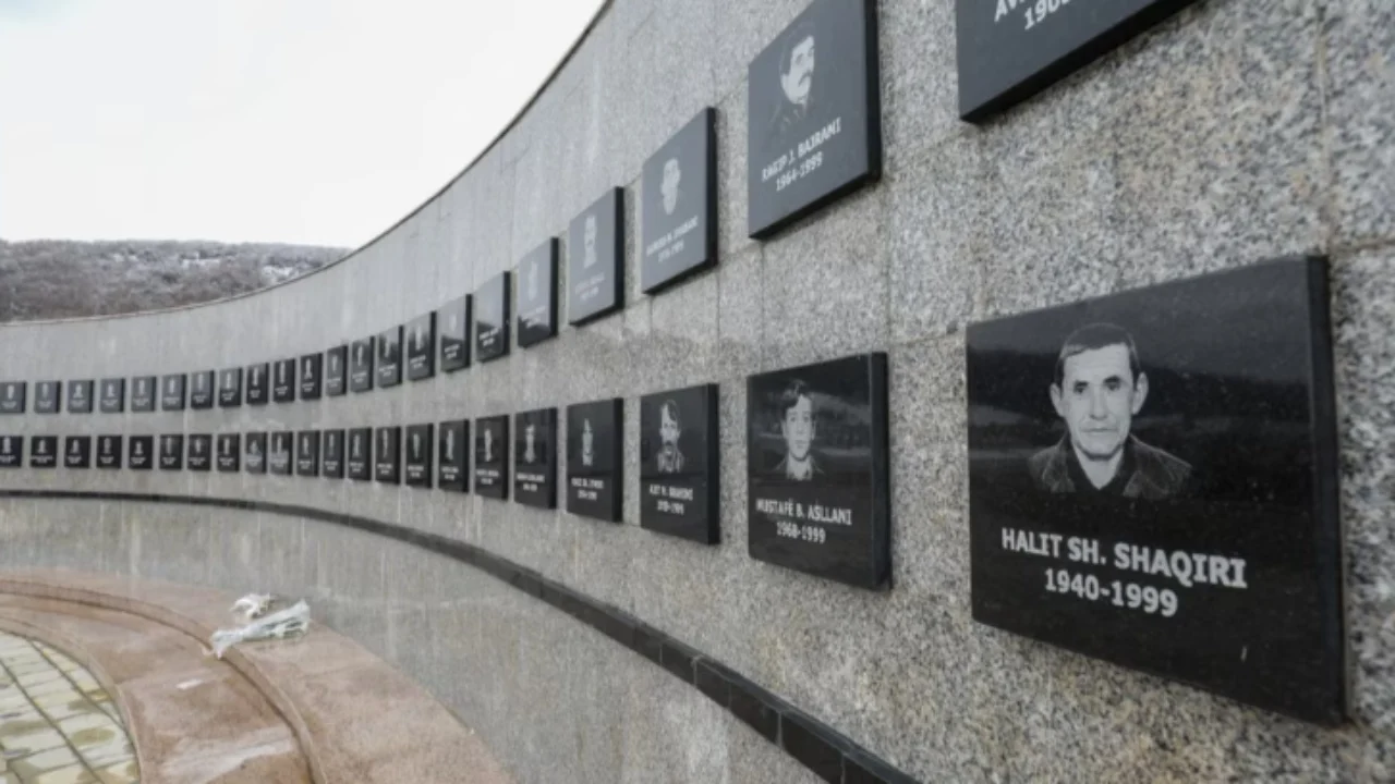 Masakra në Reçak me 45 viktima  Prokuroria e Kosovës ngre aktakuzë ndaj 21 personave