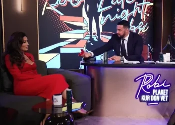 VIDEO-Kuptimi i veçantë pas dhuratës së Robertit për Nora Istrefin: Këtë unazën e mban ti derisa Renee të bëjë 18 vjeç