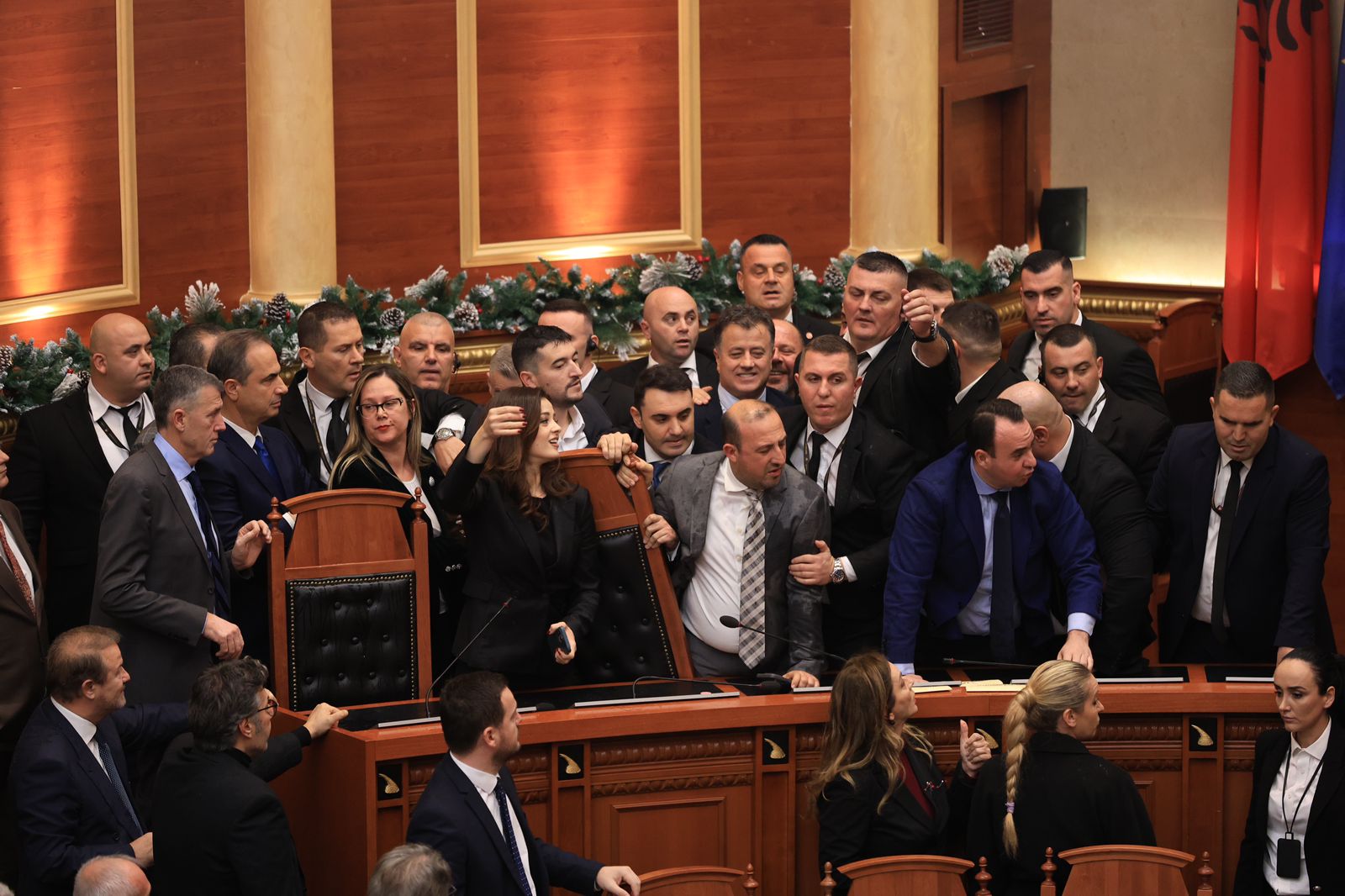 PS kërkoi  ndëshkimin  e 29 deputetëve të PD  mbledhja e  Etikës  shtyhet për të martën