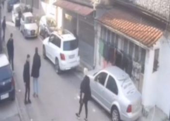 VIDEO-Parandalohet ngjarja e rëndë, sërish grupe të miturish konfliktohen me thika nëpër duar: Eja pas mësimit ‘sqarohemi’