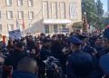 VIDEO-Adriatik Lapaj dhe mbështetës protestë para Kryeministrisë, përplasen me policinë