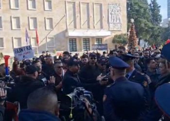 VIDEO-Adriatik Lapaj dhe mbështetës protestë para Kryeministrisë, përplasen me policinë