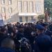 VIDEO-Adriatik Lapaj dhe mbështetës protestë para Kryeministrisë, përplasen me policinë