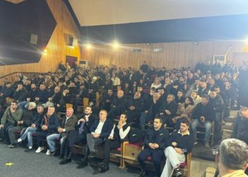 Pritet nga mbështetës e demokratë/ Ervin Salianji nis takimin në Gjirokastër (VIDEO)